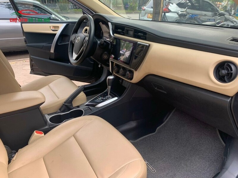 Hàng ghế trước rộng rãi của xe ô tô cũ Toyota Corolla Altis 2017 bản E