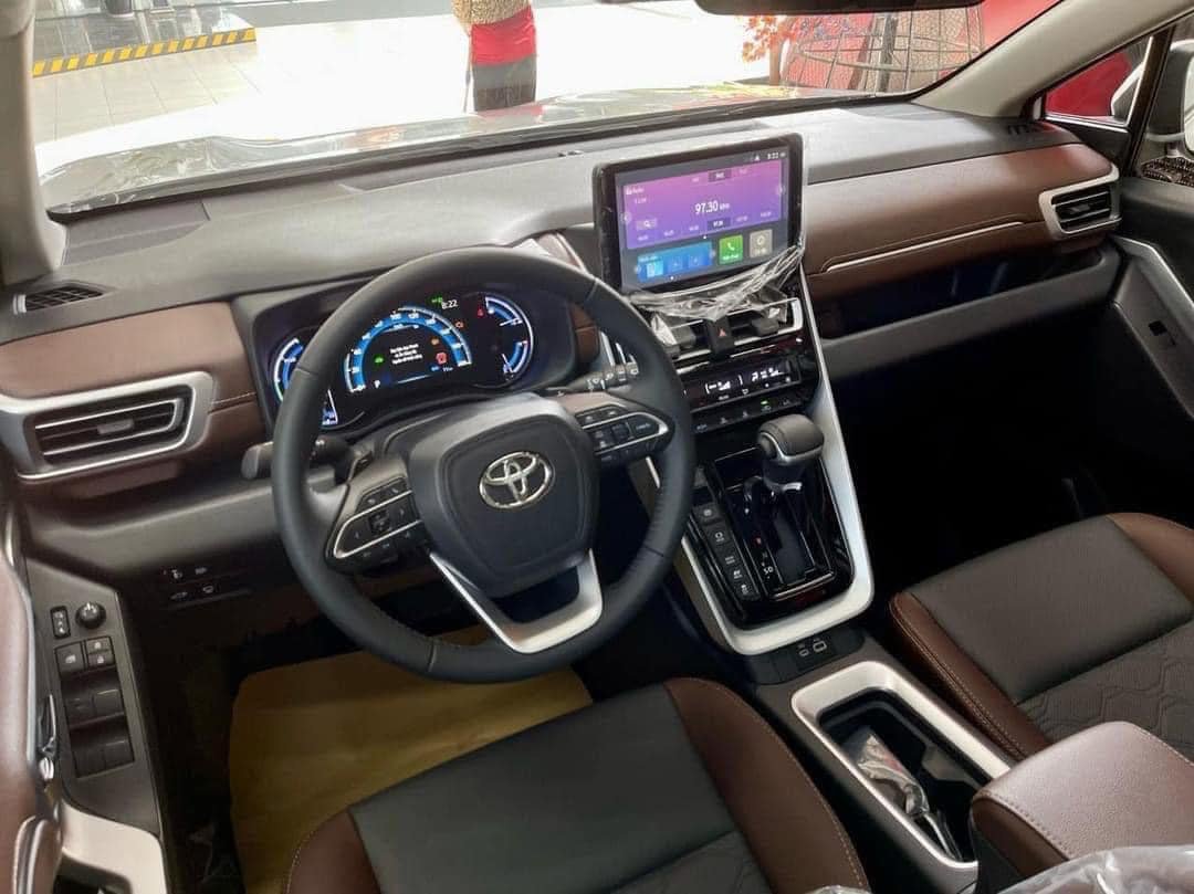 Góc nhìn phía sau của Toyota Innova Cross.
