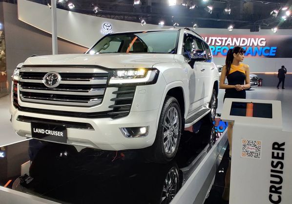 Hình ảnh xe ô tô 7 chỗ nhập khẩu Toyota Land Cruiser 300 màu trắng