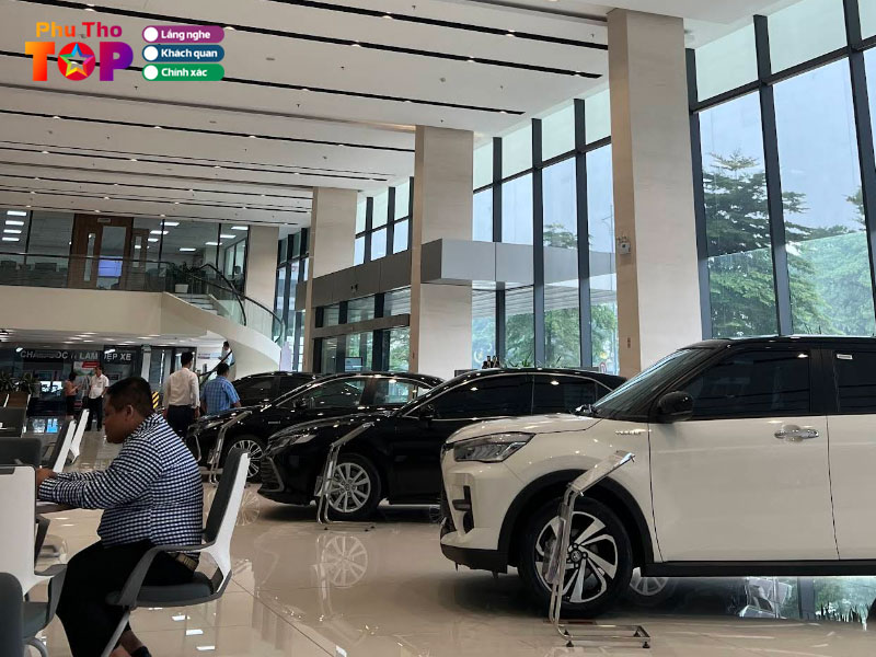 Showroom xe cũ ô tô Toyota với khu vực tiếp khách