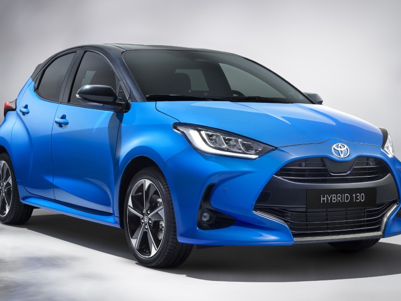 Toyota Yaris màu xanh, mẫu xe ô tô gia đình 5 chỗ hatchback hạng B bền bỉ