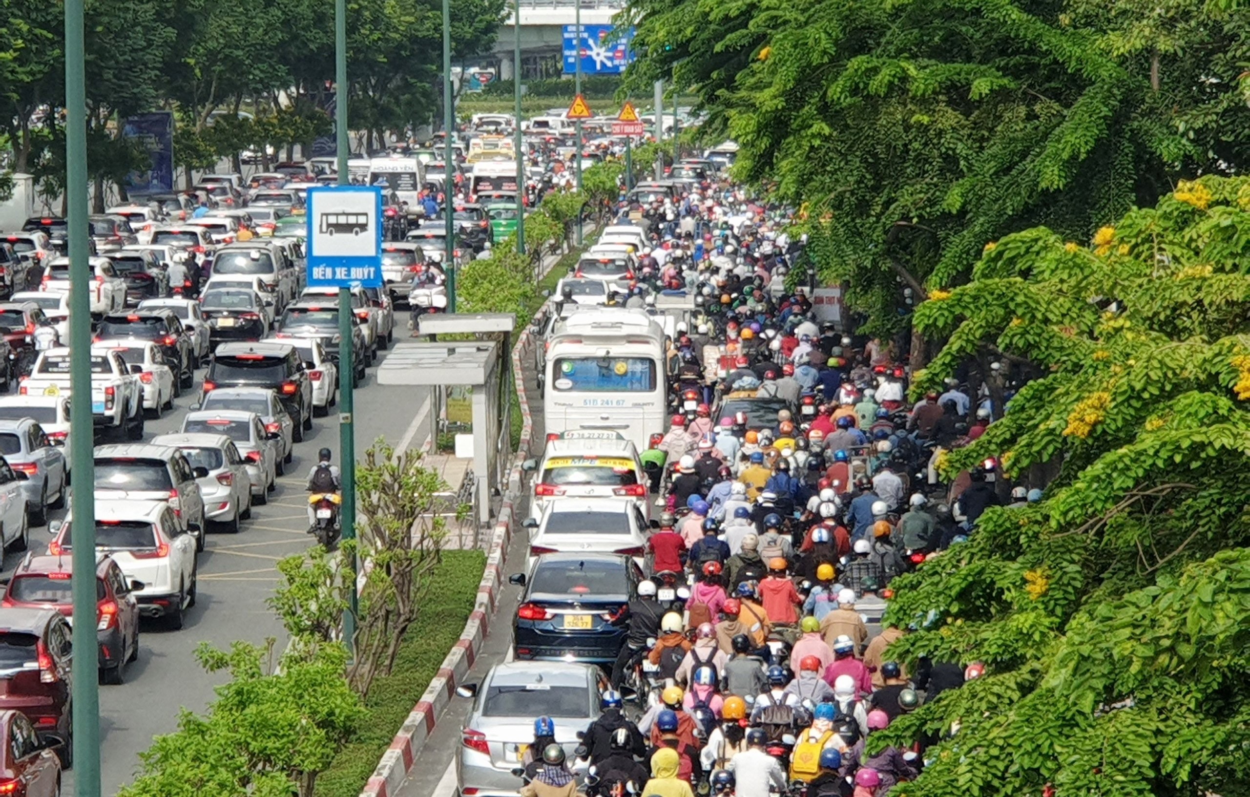 Tình trạng ùn tắc giao thông trên đường Phạm Văn Đồng, TP.HCM