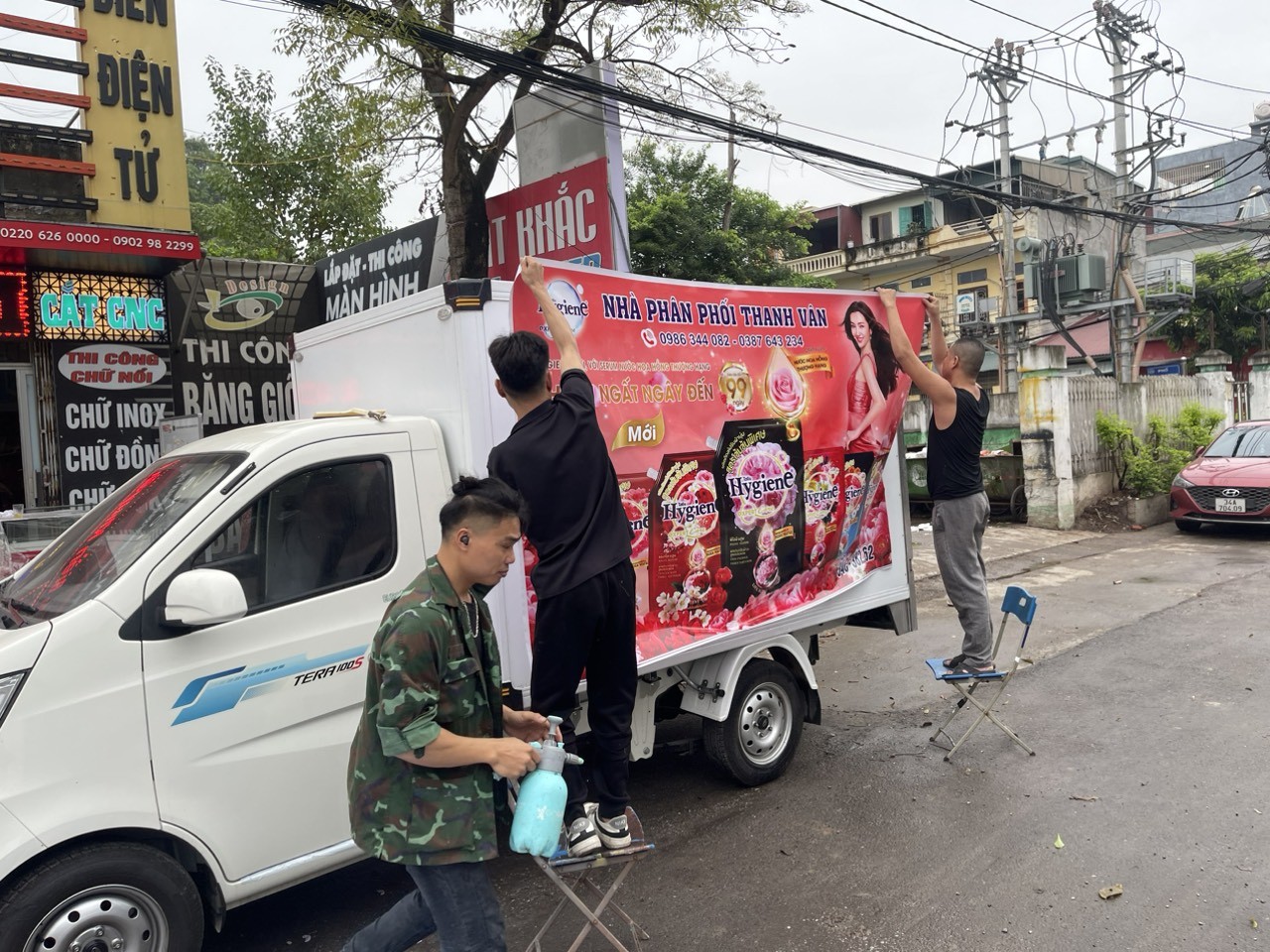 Trang trí xe ô tô bằng decal quảng cáo thu hút