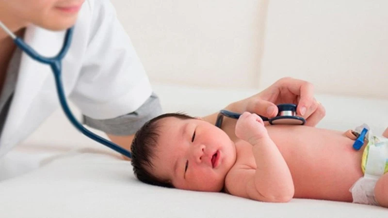 Theo dõi sát sao tình trạng sức khỏe của bé trước và trong chuyến đi