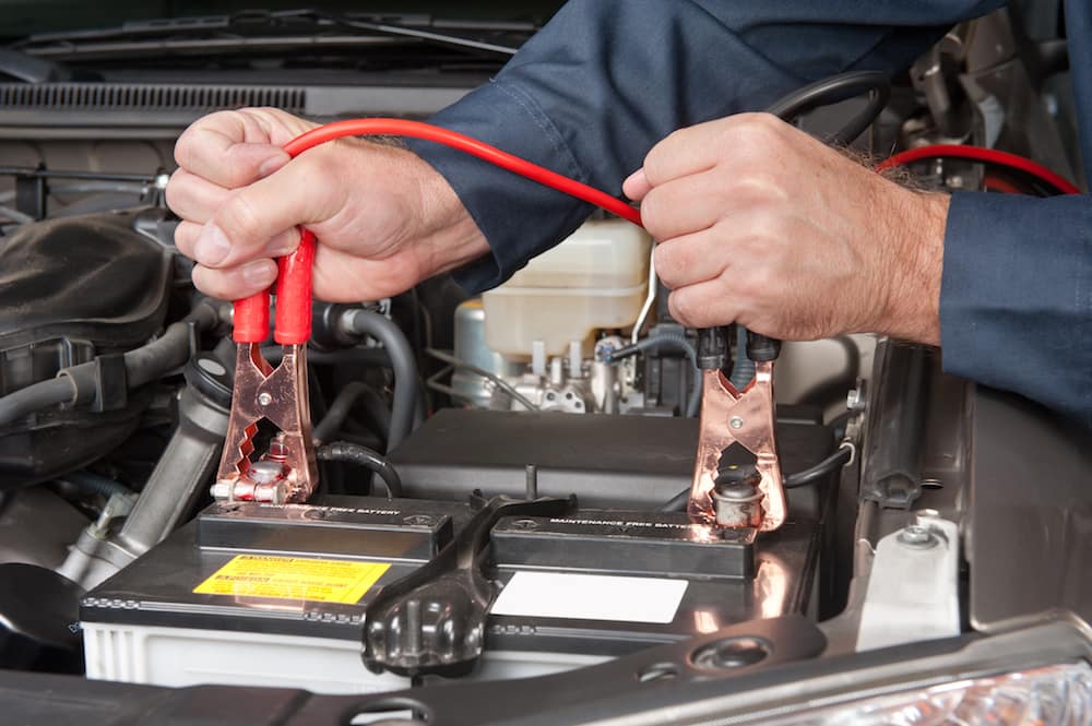 Bình ắc quy ô tô cần được thay mới sau khoảng 4-5 năm sử dụng