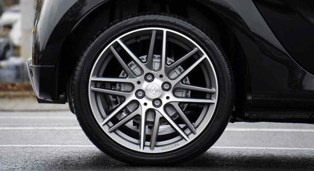 Kiểm tra và thay mới lốp xe định kỳ giúp xe hoạt động tốt, kéo dài tuổi thọ xe ô tô