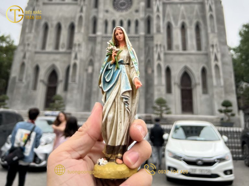 Tượng Đức Mẹ Maria để xe ô tô