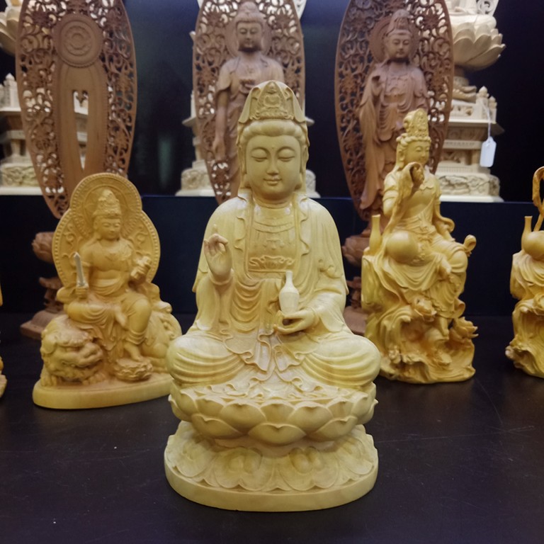 Tượng Phật Bà Quan Âm bằng gỗ Hoàng Dương với nét mặt hiền từ