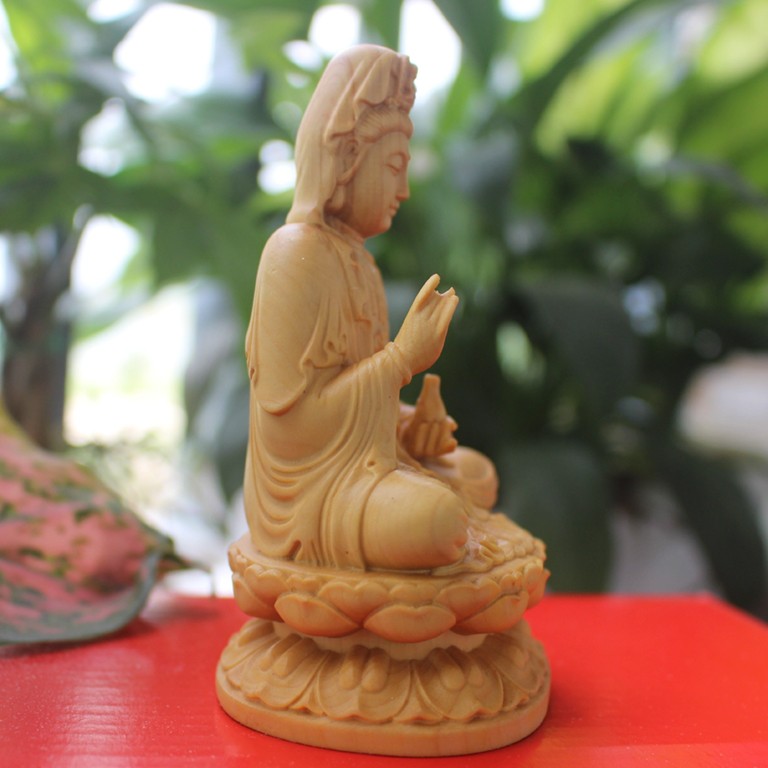 Hoàn thiện bề mặt tượng Phật Quan Âm bằng gỗ để xe ô tô, rất bóng và mịn