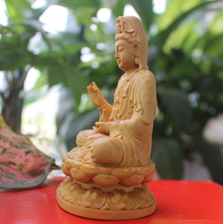Vân gỗ tự nhiên trên tượng Phật Quan Âm bằng gỗ để xe ô tô