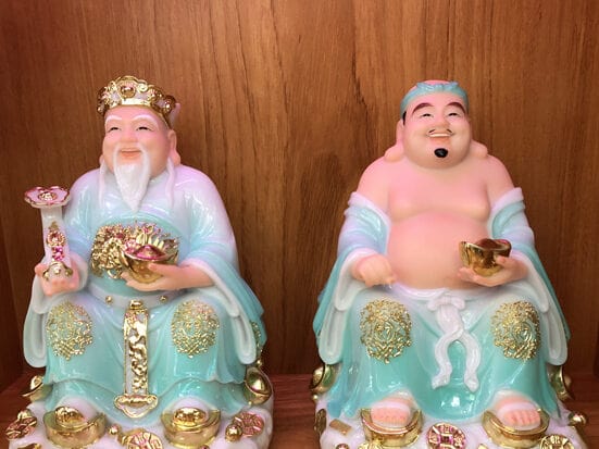 Tượng Thần Tài trang trí xe ô tô thu hút tài lộc