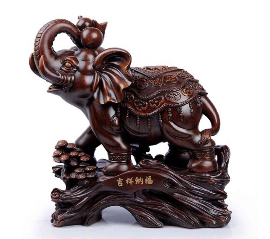 Tượng voi đá phong thủy trên xe ô tô mệnh Mộc