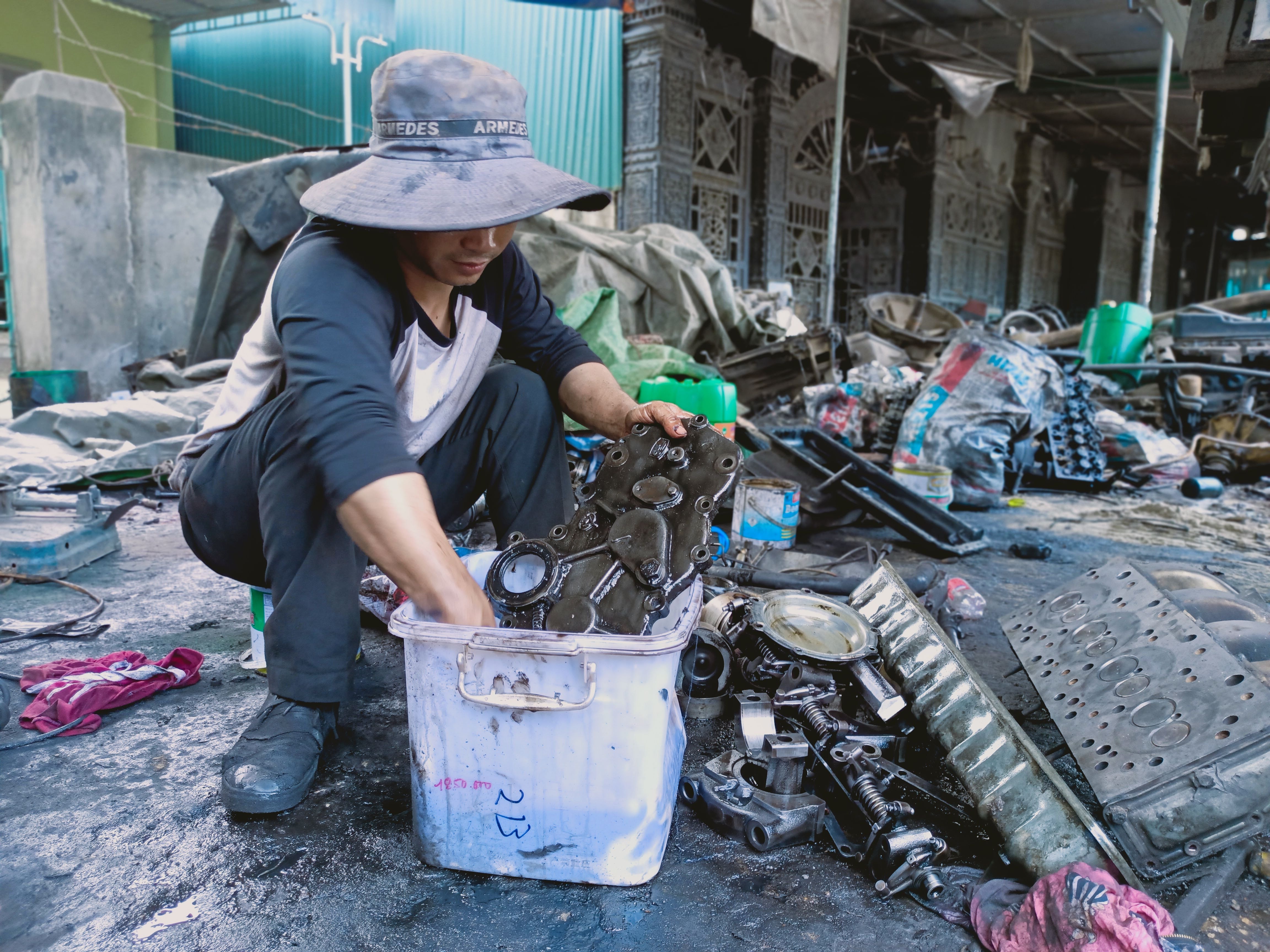 Làm sạch dầu mỡ trên phụ tùng xe ô tô cũ