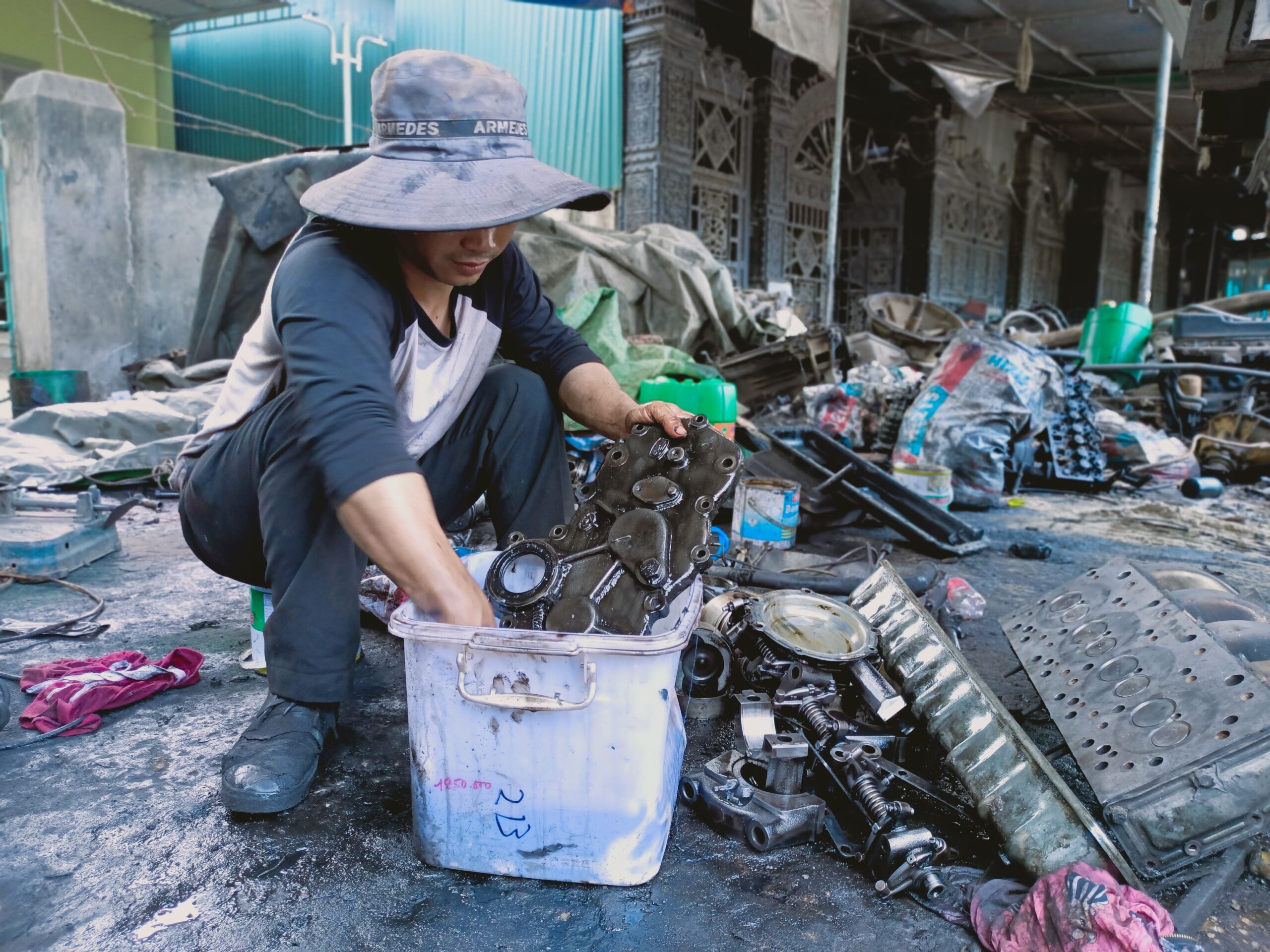 Làm sạch dầu mỡ trên phụ tùng xe ô tô cũ
