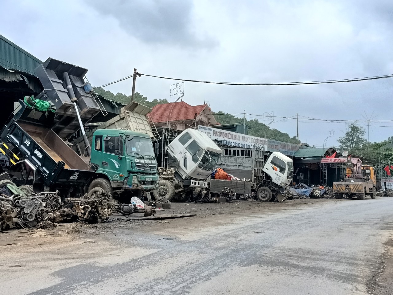 Xe ô tô cũ tập kết tại làng mổ xe ở Nghệ An