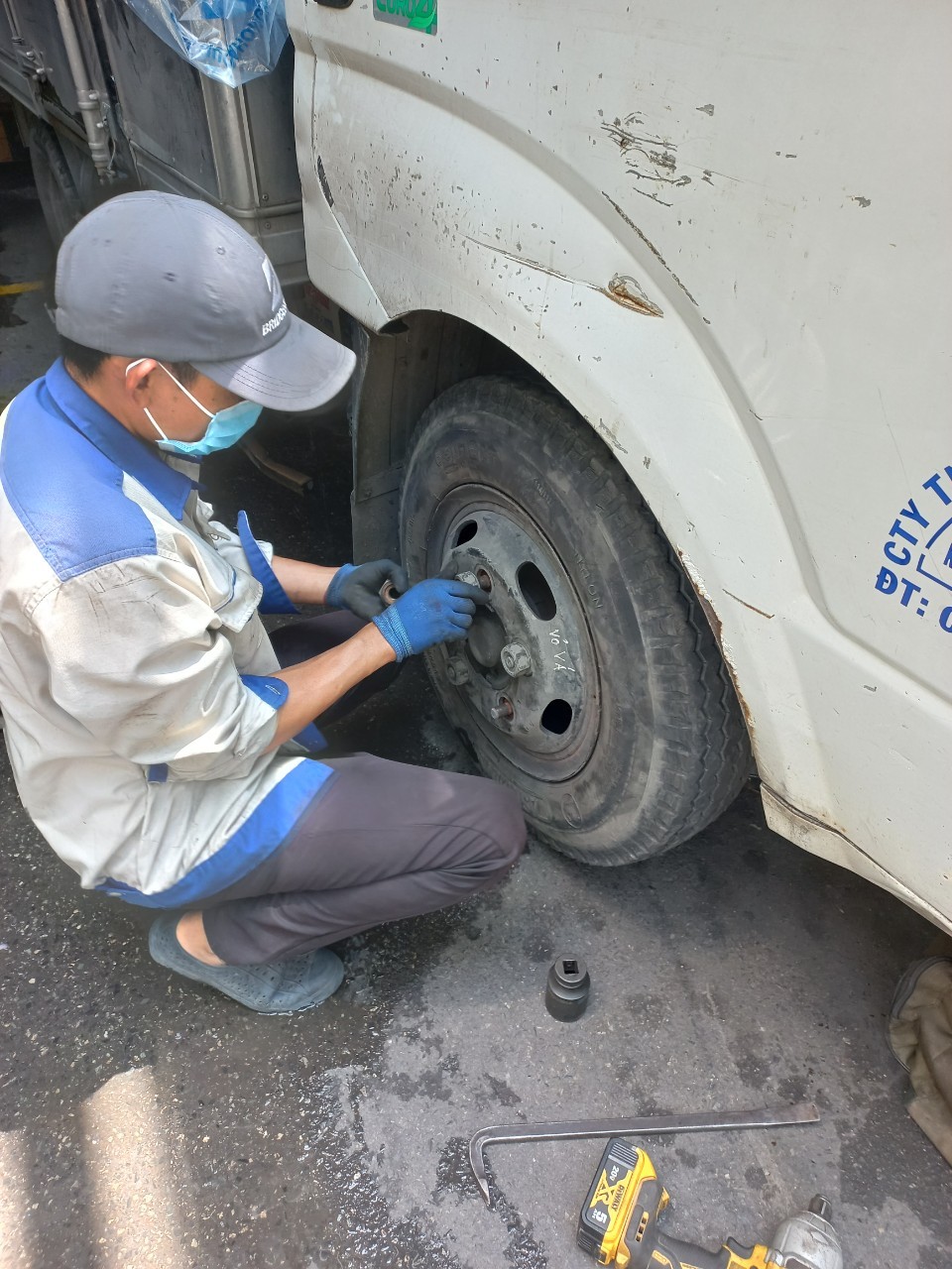 Kỹ thuật viên chuyên nghiệp vá lốp xe ô tô tại Thủ Đức