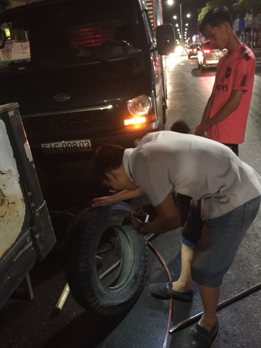 Thợ vá lốp xe ô tô tại nhà đang sửa chữa