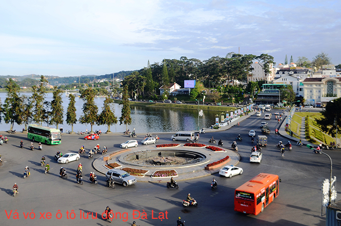 Dịch vụ vá xe ô tô lưu động tại Đà Lạt đang hỗ trợ khách hàng