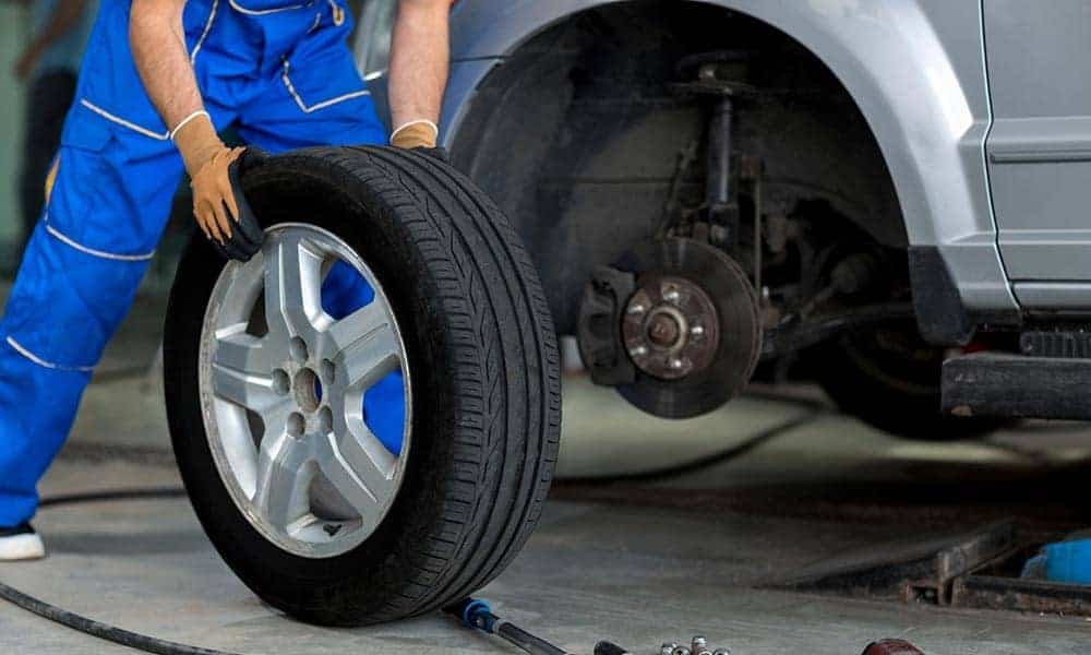 Khi nào nên thay lốp xe ô tô? - Ảnh 1.