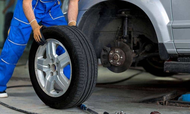 Xe ô tô được sửa chữa lốp di động, thể hiện dịch vụ chuyên nhập khẩu xe ô tô