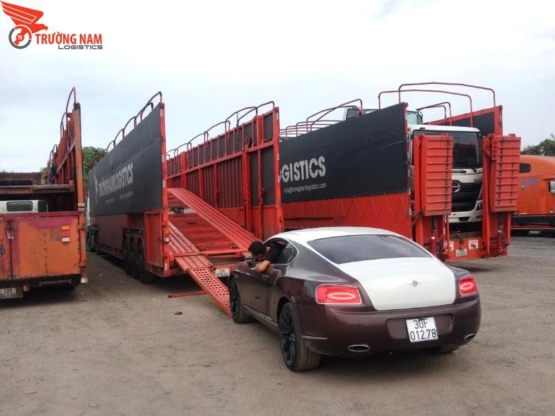 Xe ô tô được vận chuyển trên xe lồng chuyên dụng