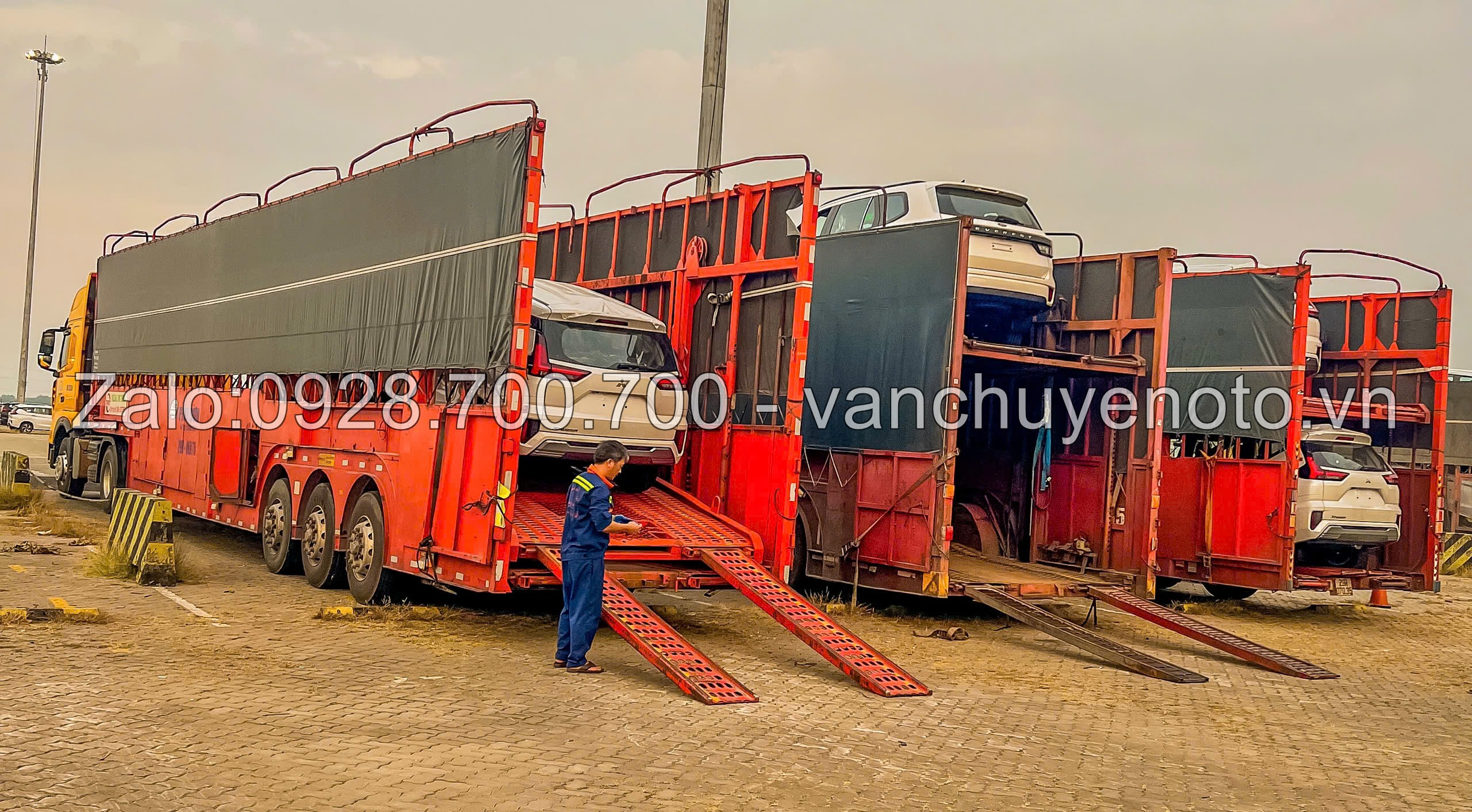 Hình ảnh xe ô tô được vận chuyển trên xe chuyên dụng