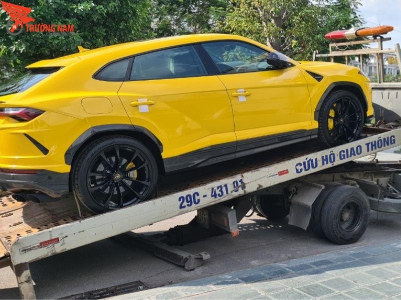 Xe cứu hộ hỗ trợ vận chuyển ô tô từ địa điểm của khách