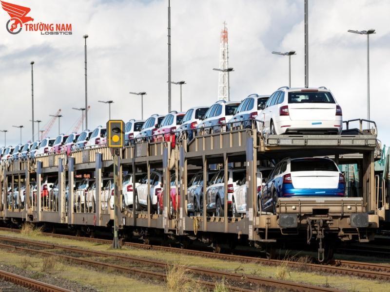 Vận chuyển xe ô tô bằng tàu hỏa trên đường sắt Bắc Nam