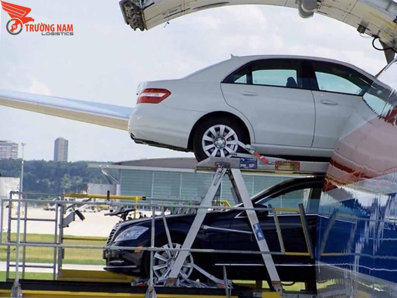 Xe ô tô được vận chuyển bằng máy bay cho quãng đường xa hoặc khẩn cấp