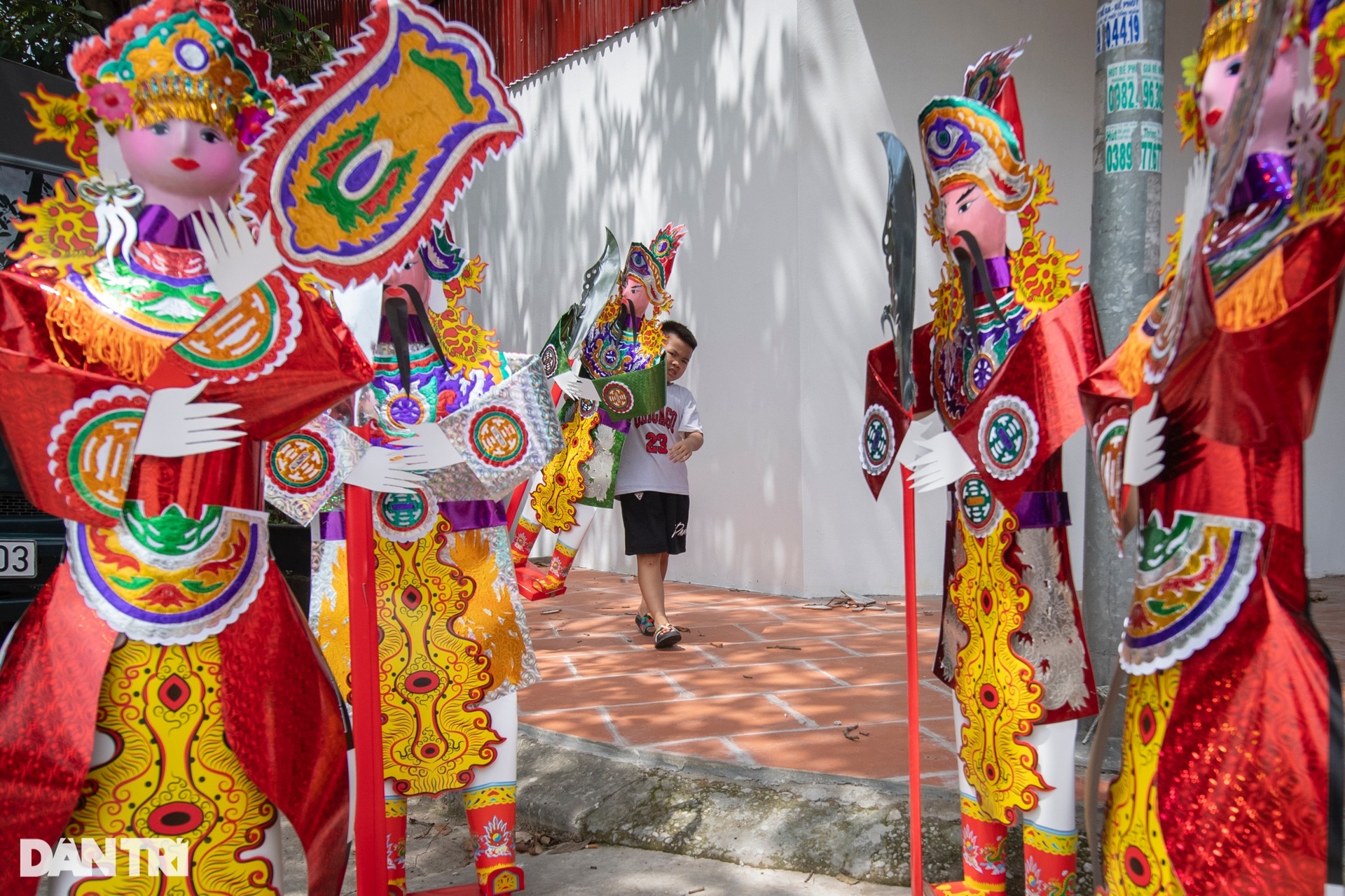 Người dân Song Hồ tỉ mỉ làm hàng mã truyền thống