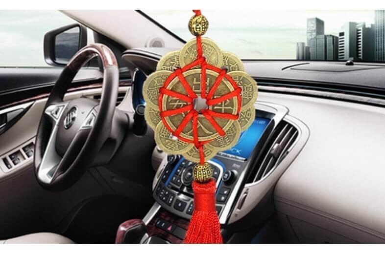 Khánh treo xe ô tô mang ý nghĩa bình an và may mắn trong phong thủy
