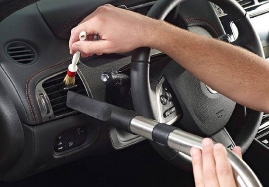 Hình ảnh vệ sinh cửa gió điều hòa ô tô
