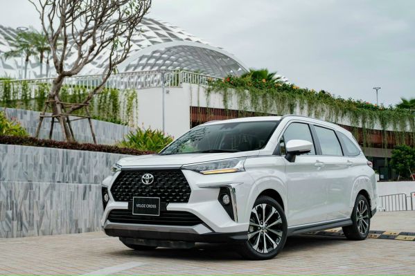 Hình ảnh xe ô tô 7 chỗ nhập khẩu Toyota Veloz Cross màu đỏ