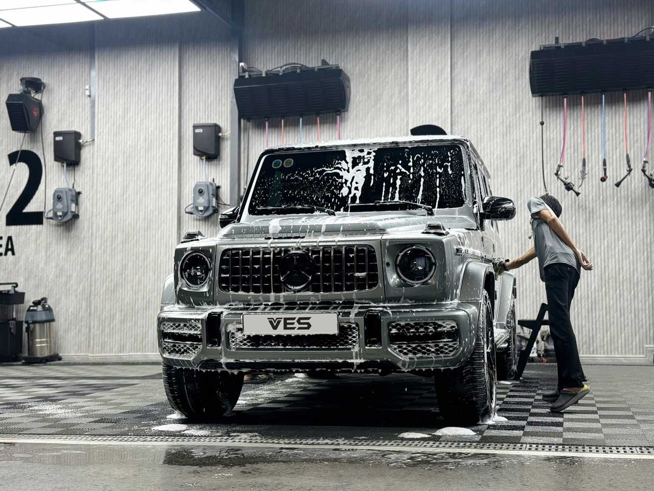 Trung tâm chăm sóc xe chuyên nghiệp với khu vực rửa xe ô tô