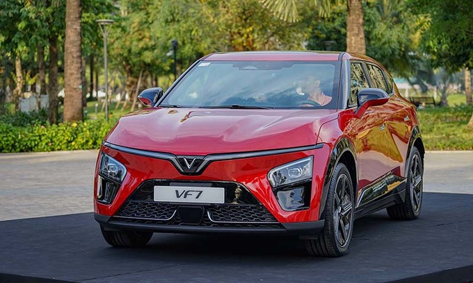VinFast VF 7 thuộc phân khúc SUV hạng C và nằm giữa hai mẫu xe điện nổi tiếng của VinFast là VF e34 và VF 8.