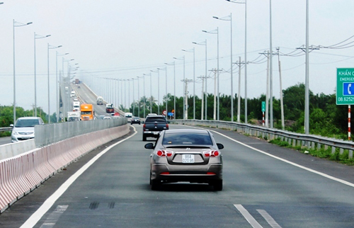 Thực hiện vượt xe ô tô một cách dứt khoát và nhanh chóng