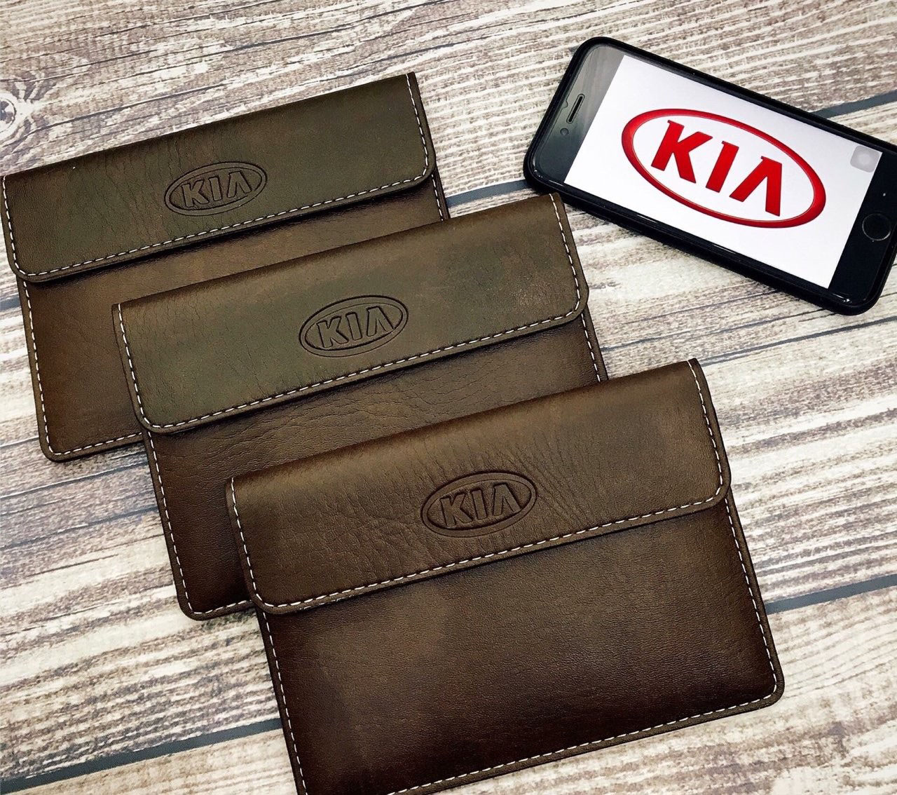 Chi tiết ví đựng giấy tờ xe ô tô màu đen in logo Kia