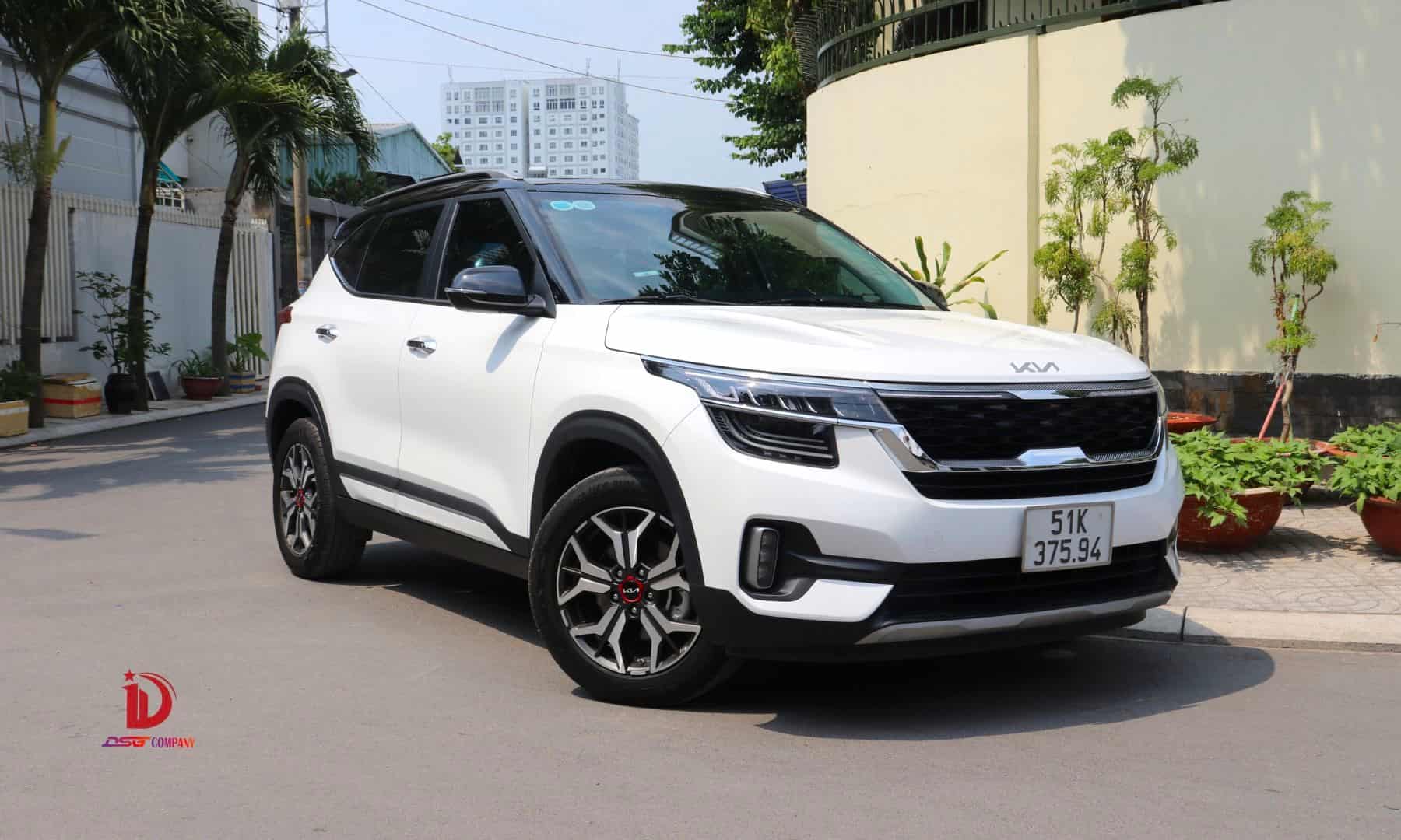 Đầu xe KIA Seltos 2023 với lưới tản nhiệt mũi hổ - lựa chọn thuê xe tự lái Thủ Đức