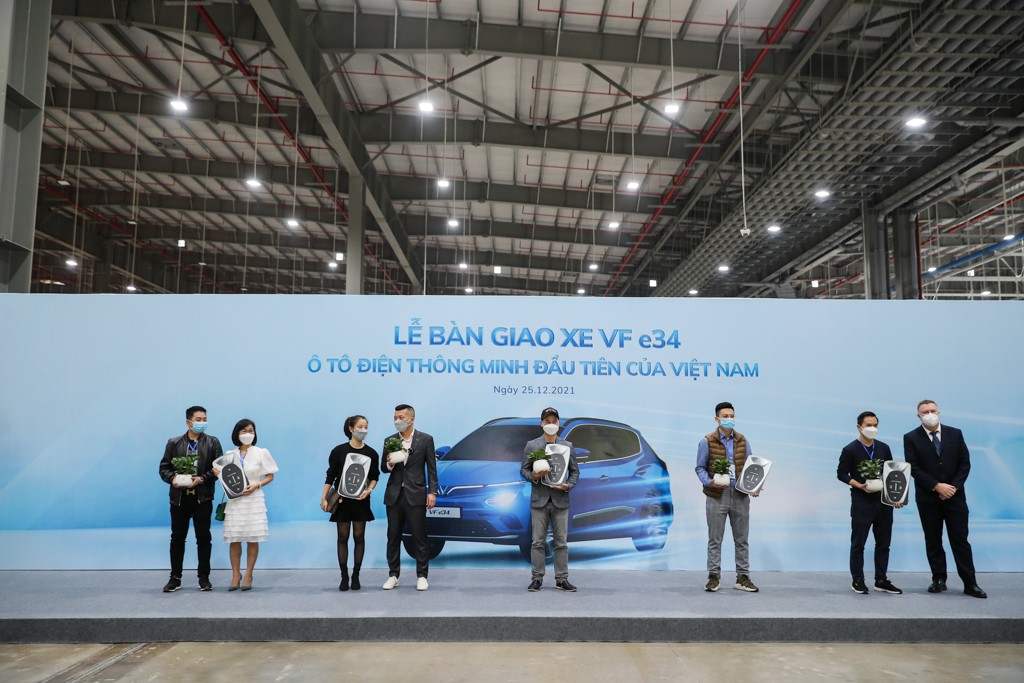 Màn hình giải trí và vô lăng trên VinFast VF e34 thể hiện các tính năng điều khiển