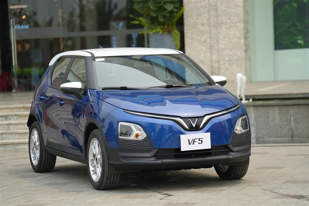 Thiết kế ngoại thất trẻ trung của VinFast VF 5 màu đỏ