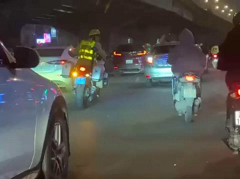Chiến sĩ cảnh sát giao thông Hà Nội mở xe ô tô cứu người bệnh