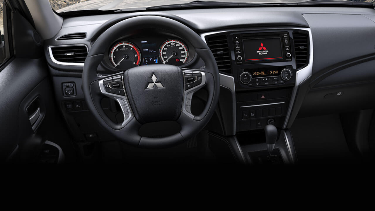 Vô lăng và cụm đồng hồ trên xe Mitsubishi Triton cũ 2018
