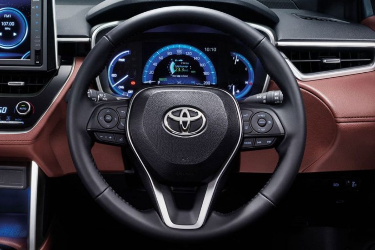 Vô lăng xe ô tô Toyota Corolla Cross hiện đại với các nút điều khiển tích hợp