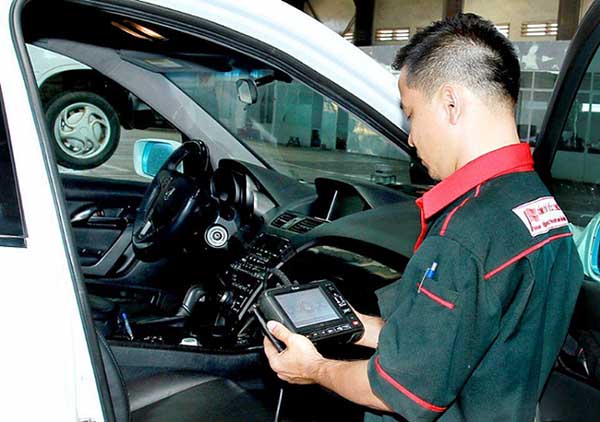 Khu vực xưởng dịch vụ với thiết bị hiện đại tại đại lý hãng xe ô tô Volkswagen Buôn Ma Thuột.