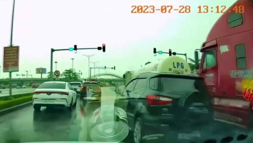 Xe ô tô màu đen chuẩn bị vượt đèn đỏ