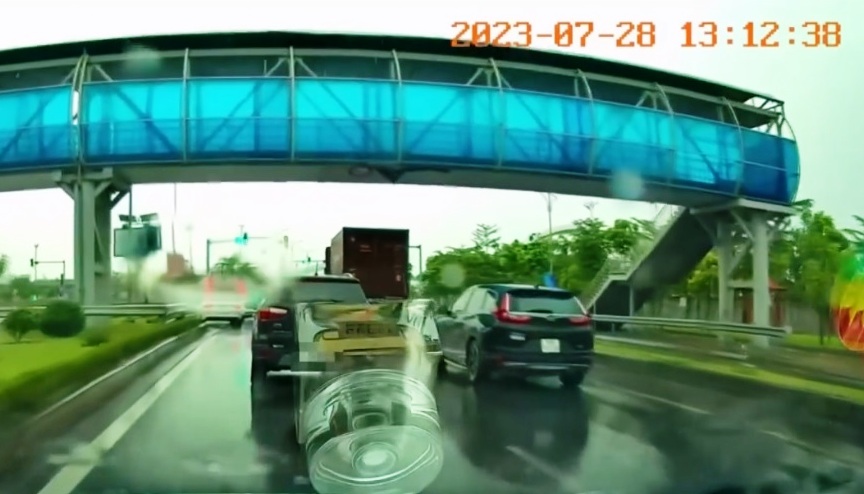 Tình huống xe ô tô vượt đèn đỏ và gây tai nạn