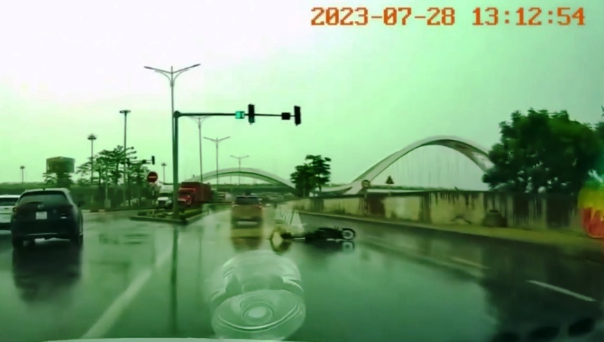Tài xế xe ô tô bỏ chạy khỏi hiện trường sau tai nạn