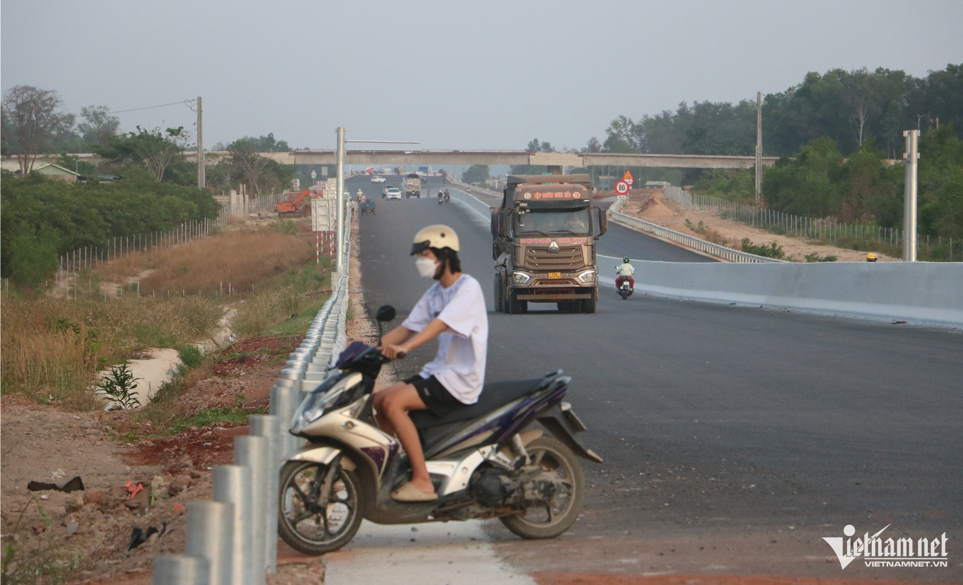 Đoạn cao tốc Biên Hòa Vũng Tàu đã thảm nhựa nhưng vẫn có biển cấm