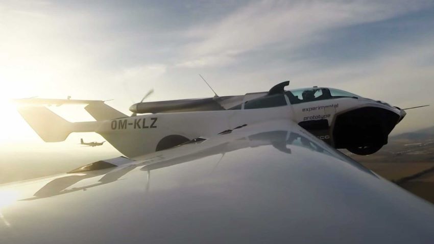 Chiếc xe bay AirCar tại đường băng thử nghiệm