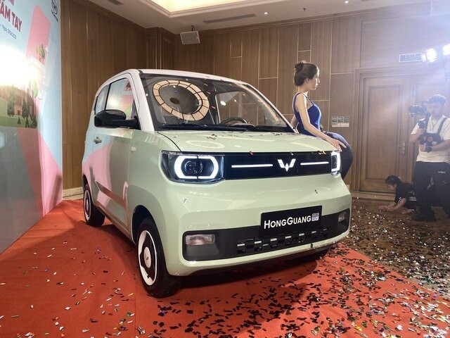 Ngoại thất xe ô tô điện mini Trung Quốc Wuling MiniEV màu xanh trắng